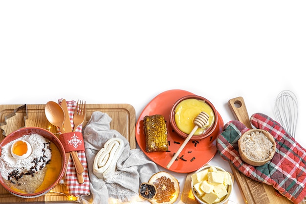 Кухонный стол с готовыми блюдами