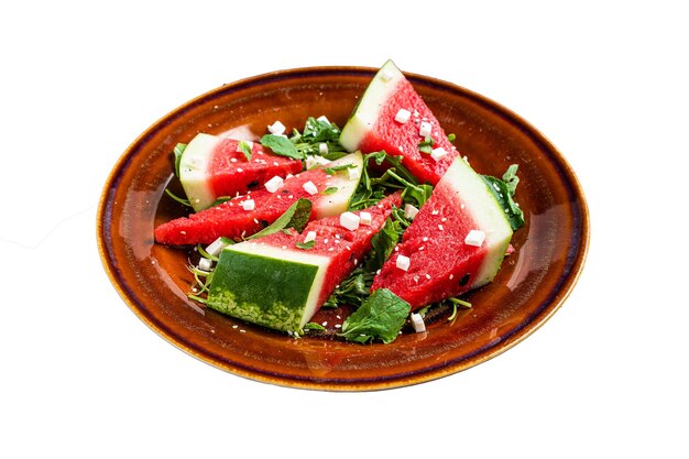 Арбузный салат на белой тарелке