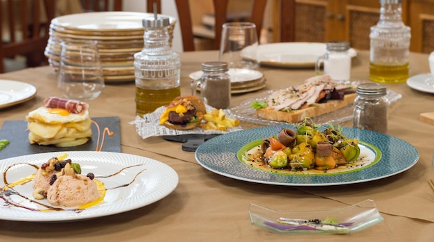 Тарелки с разными блюдами